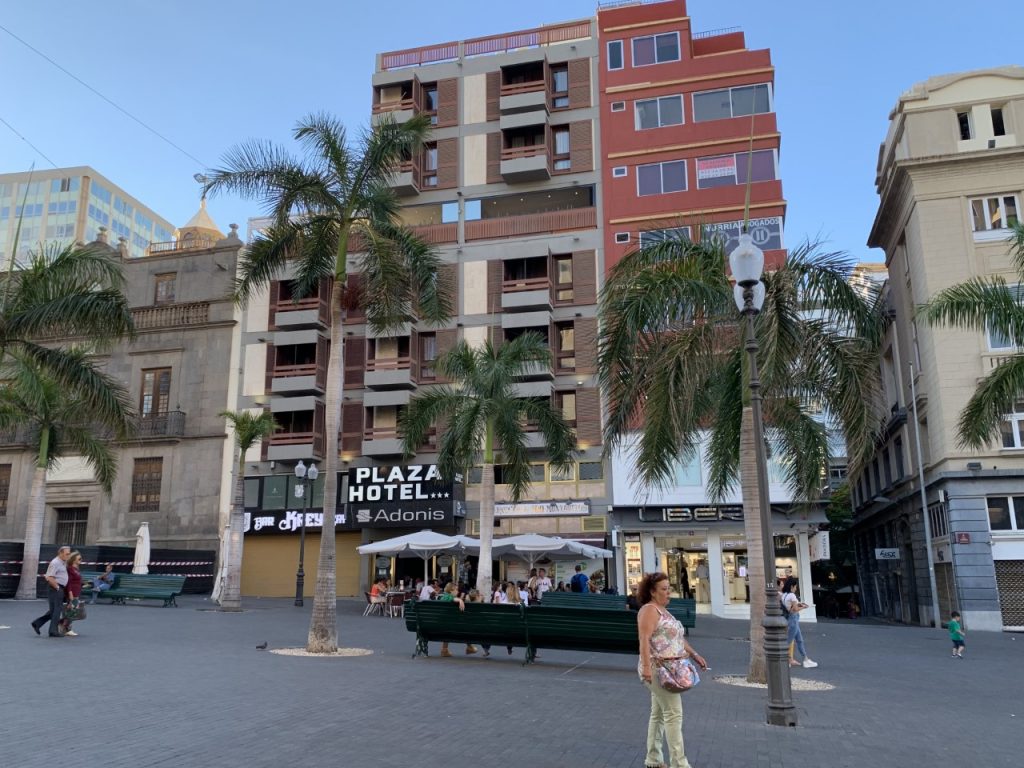 El Hotel Adonis Plaza ubicado en la plaza de la Candelaria de la capital tinerfeña fue el alojamiento elegido por los socialistas. G.M.