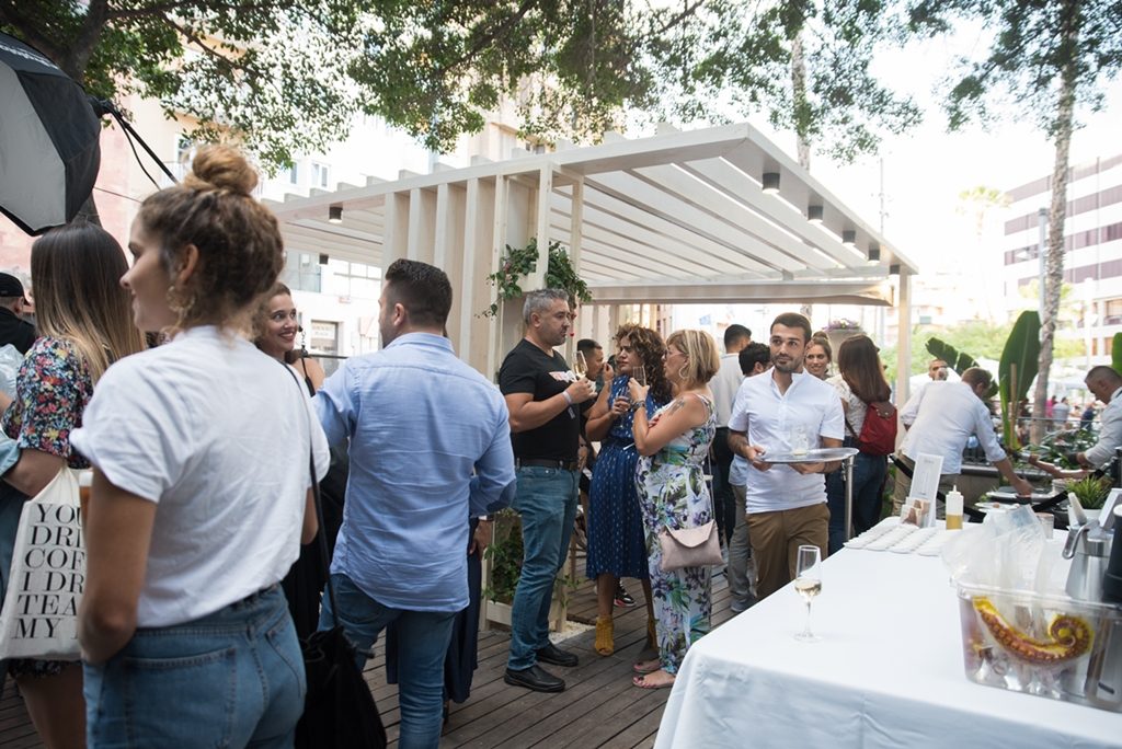 La terraza IQOS abrió sus puertas este viernes en la plaza de El Príncipe en Santa Cruz de Tenerife