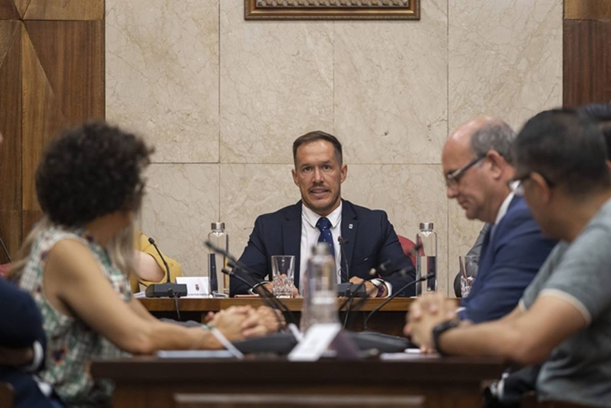 Imagen parcial del nuevo grupo de gobierno insular (PP-PSOE). DA