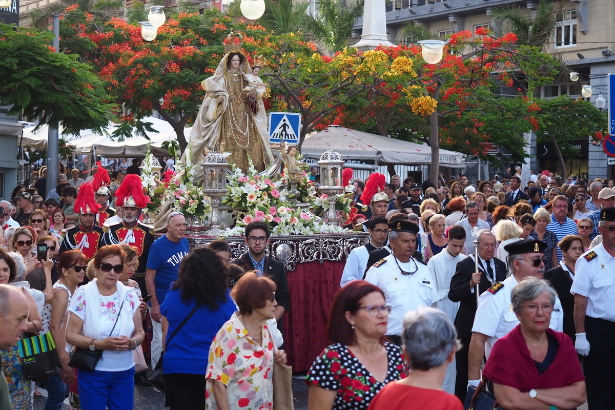 La imagen procesionó por las calles de Santa Cruz hasta llegar al puerto capitalino. S. M.