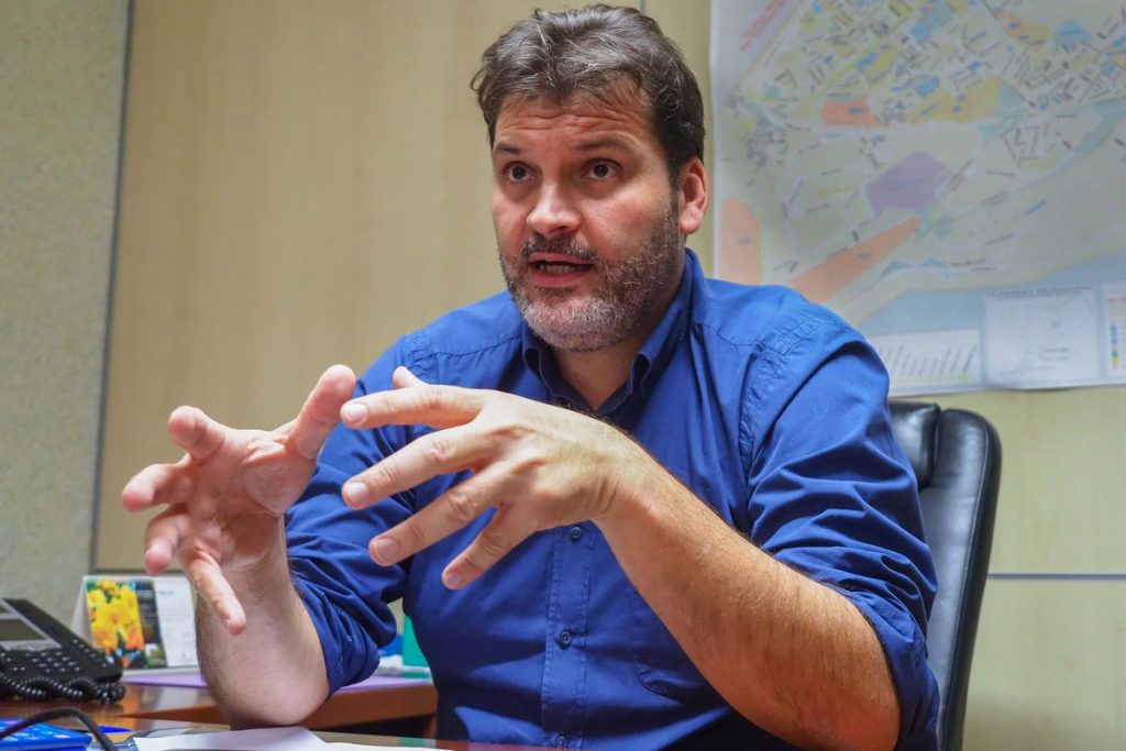 El concejal de Servicios Públicos, José Ángel Martín, ayer, durante la Comisión de Control. DA