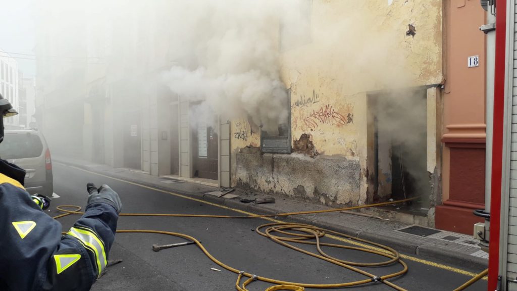 Incendio en una casa 'Okupa' en la calle Candilas. Los Dragos