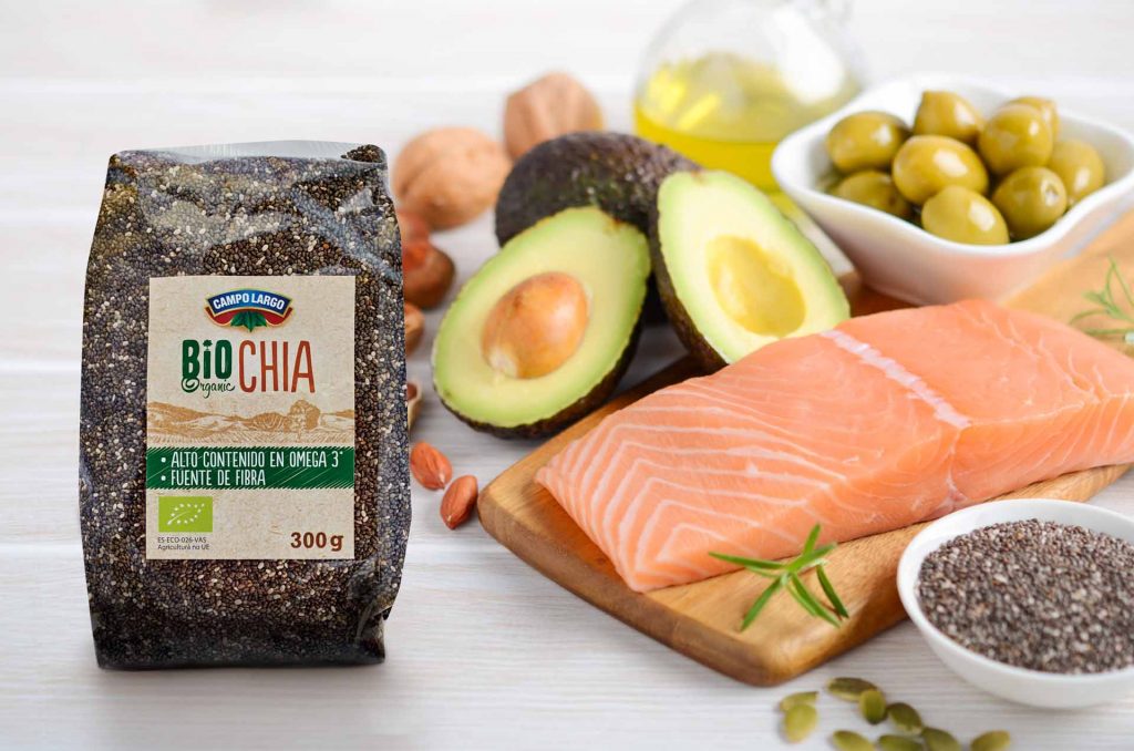 Semillas de chía, nueces y salmón, algunos alimentos con Omega 3 en el supermercado