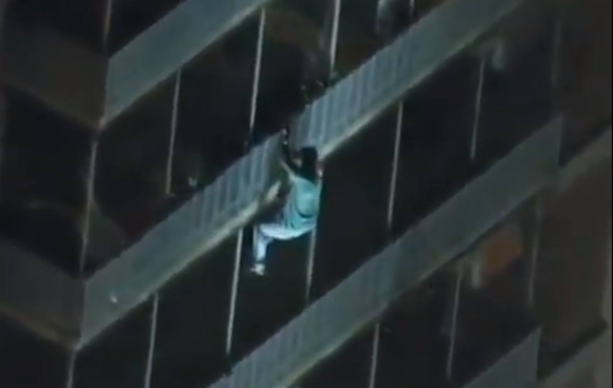 Escala 15 pisos para salvar a su madre de un incendio. Youtube