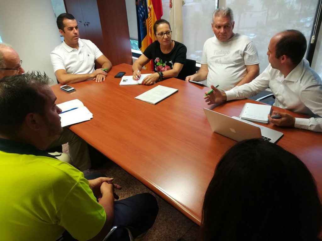 El concejal de Movilidad, Florentino Guzmán, se reunió, ayer, con los representantes de Lovesharing Motos. / DA