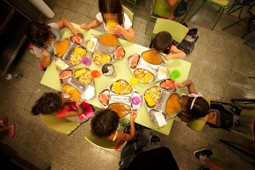 Los talleres lúdico educativos del Gobierno de Canarias incluyen un servicio de comedor para las familias en riesgo de exclusión social, que en Santa Cruz son más de 200, según los inscritos el año pasado. F. P.