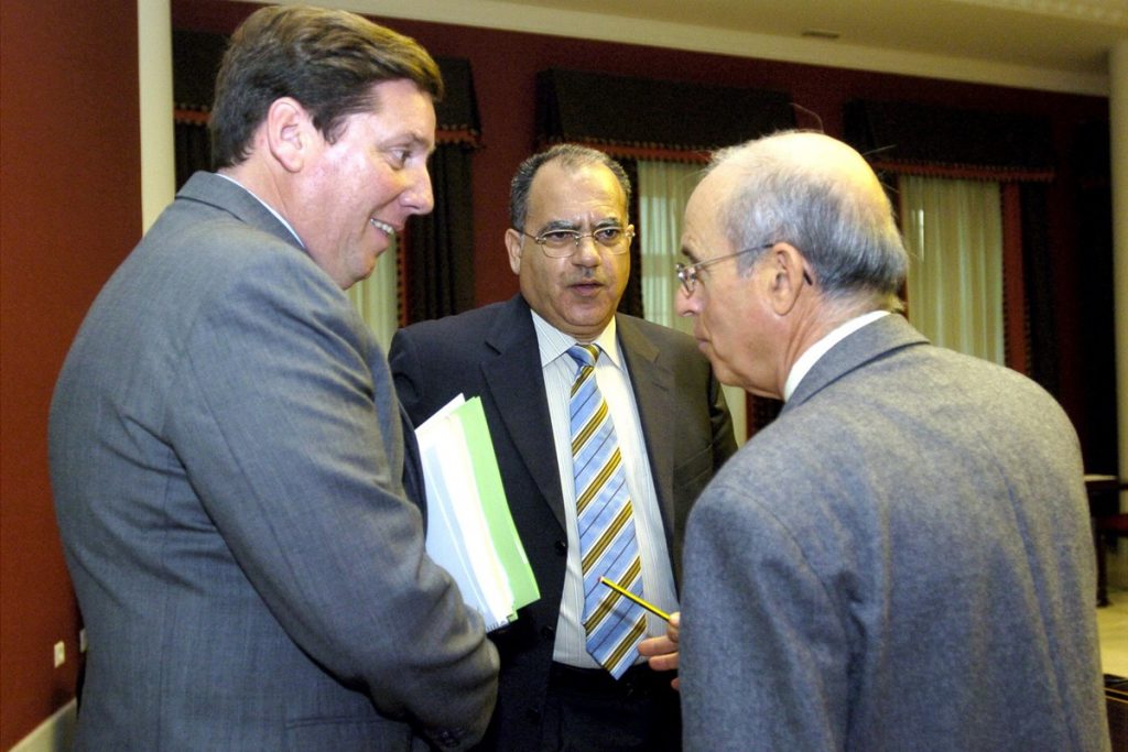Imagen en la que el exeurodiputado Gabriel Mato y el presidente gomero, Casimiro Curbelo, escuchan con atención a Tomás Padrón (AHI). F. P.
