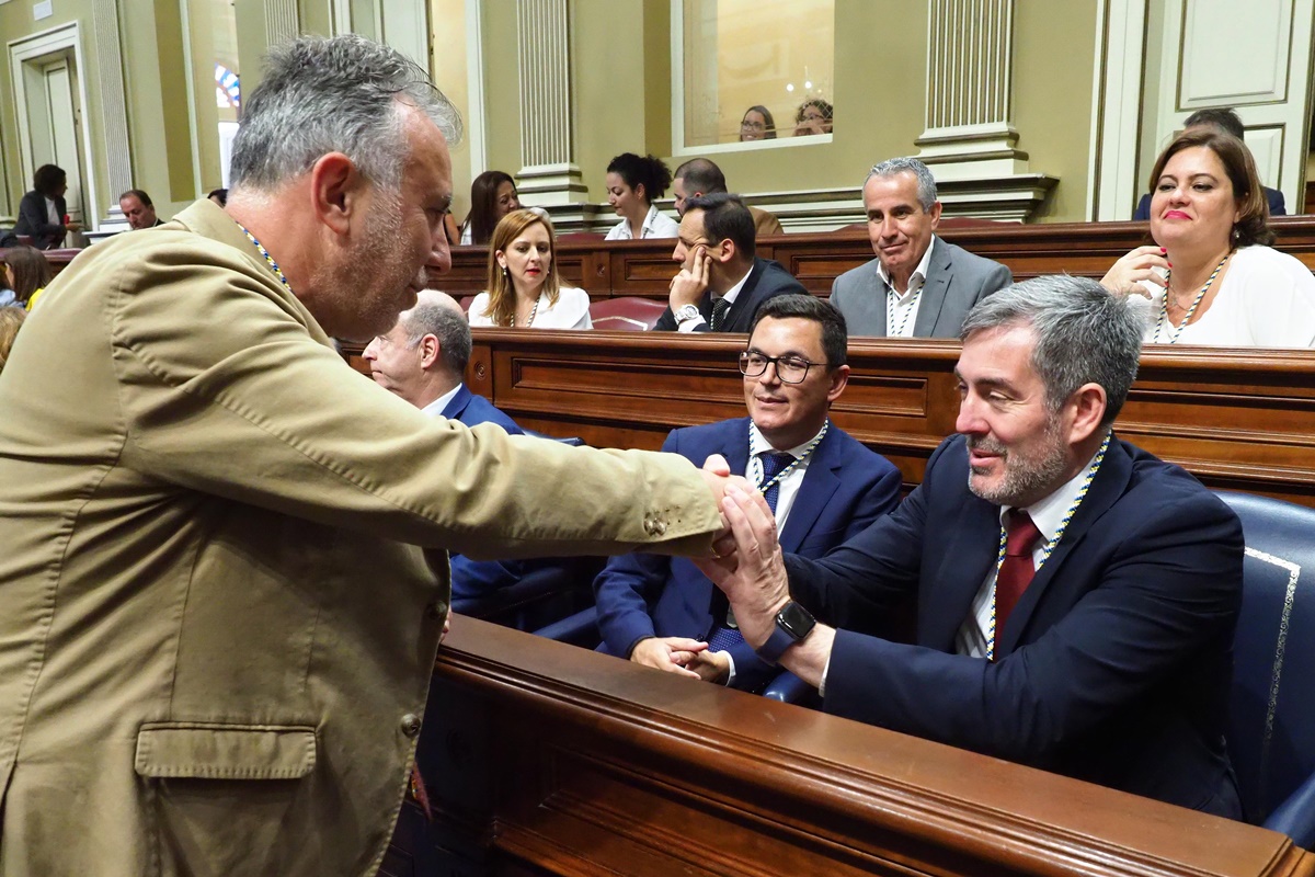 Torres y Fernando Clavijo en el Parlamento de Canarias. DA