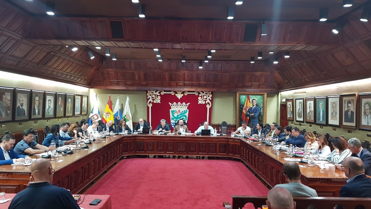 Imagen de ayer, del primer pleno del nuevo mandato en el Ayuntamiento del Puerto de la Cruz. DA