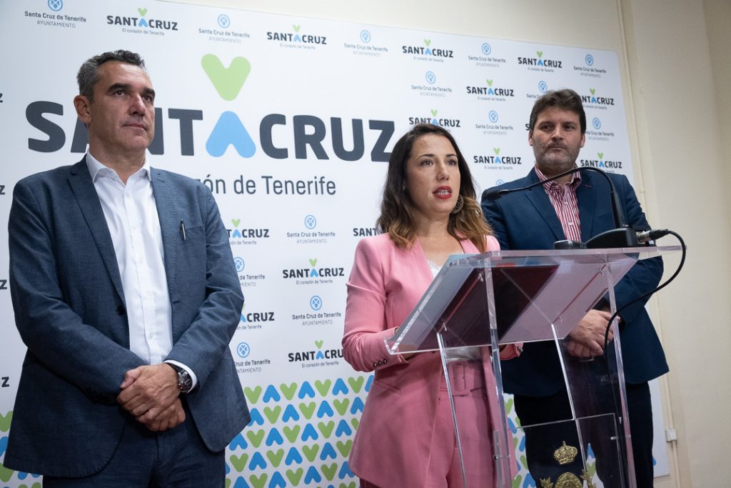 Juan Ramón Lazcano (i), Patricia Hernández y José Ángel Martín, ayer, durante la valoración del convenio con Meridiano. / F. P.