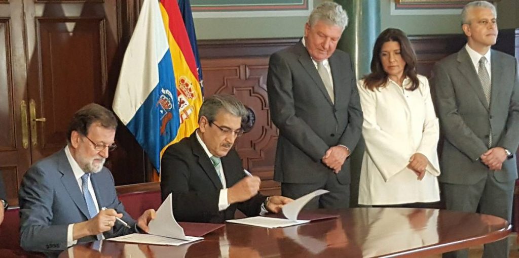 Román Rodríguez y Mariano Rajoy firman su acuerdo de 2018 en Las Palmas; a la derecha, Fermín Delgado. Espiral21