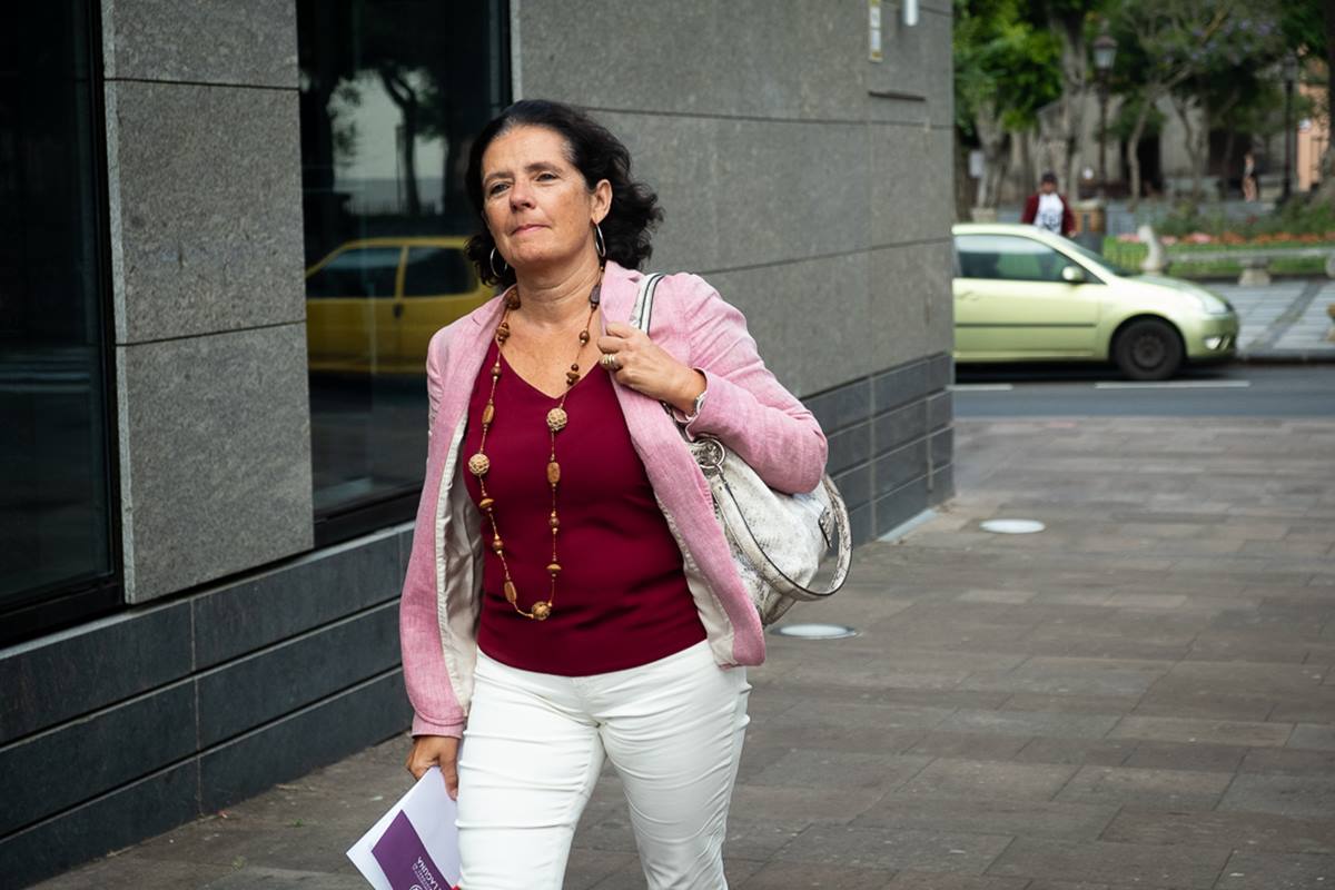 La jurista Isabel Cubas, hoy responsable municipal de Hacienda y Patrimonio, ayer a su llegada a los juzgados laguneros. Sergio Méndez