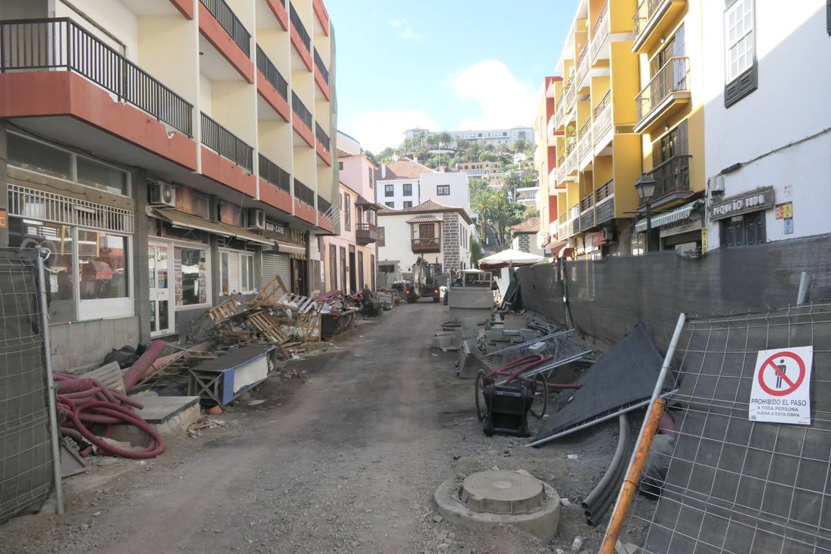 Aspecto actual de las obras que se realizan en la céntrica calle San Juan. DA