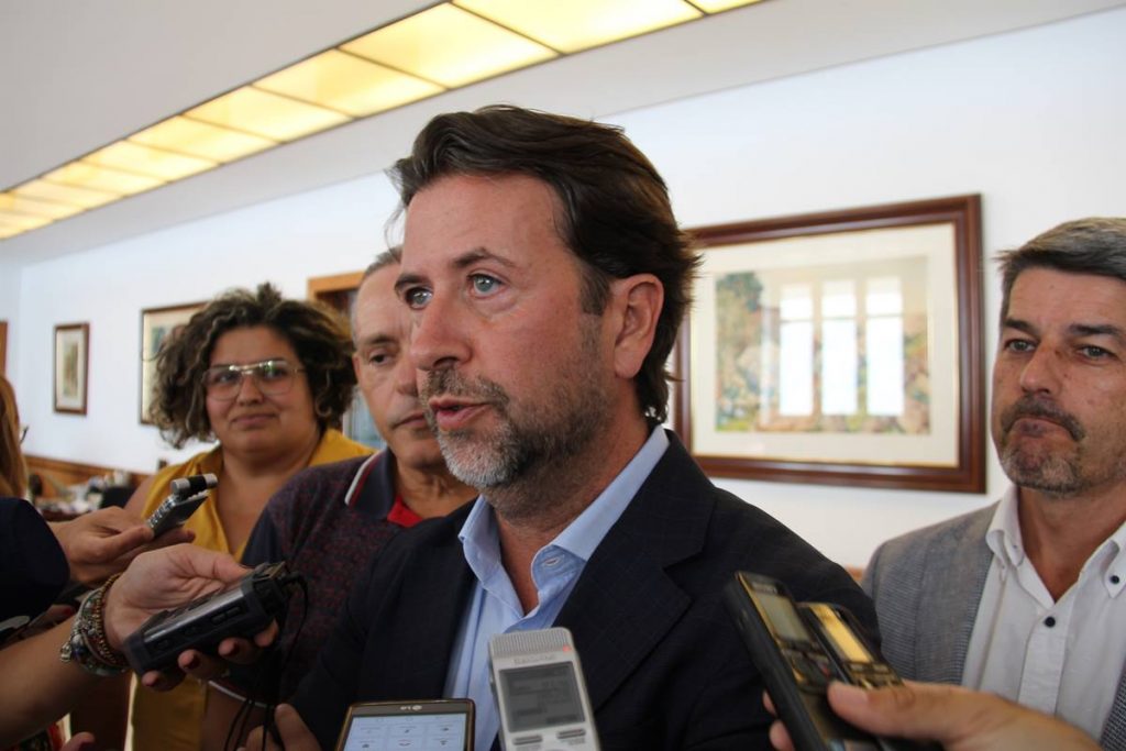 Carlos Alonso (CC) atiende a la prensa tras ser presentada la moción de censura en el Cabildo de Tenerife. EP