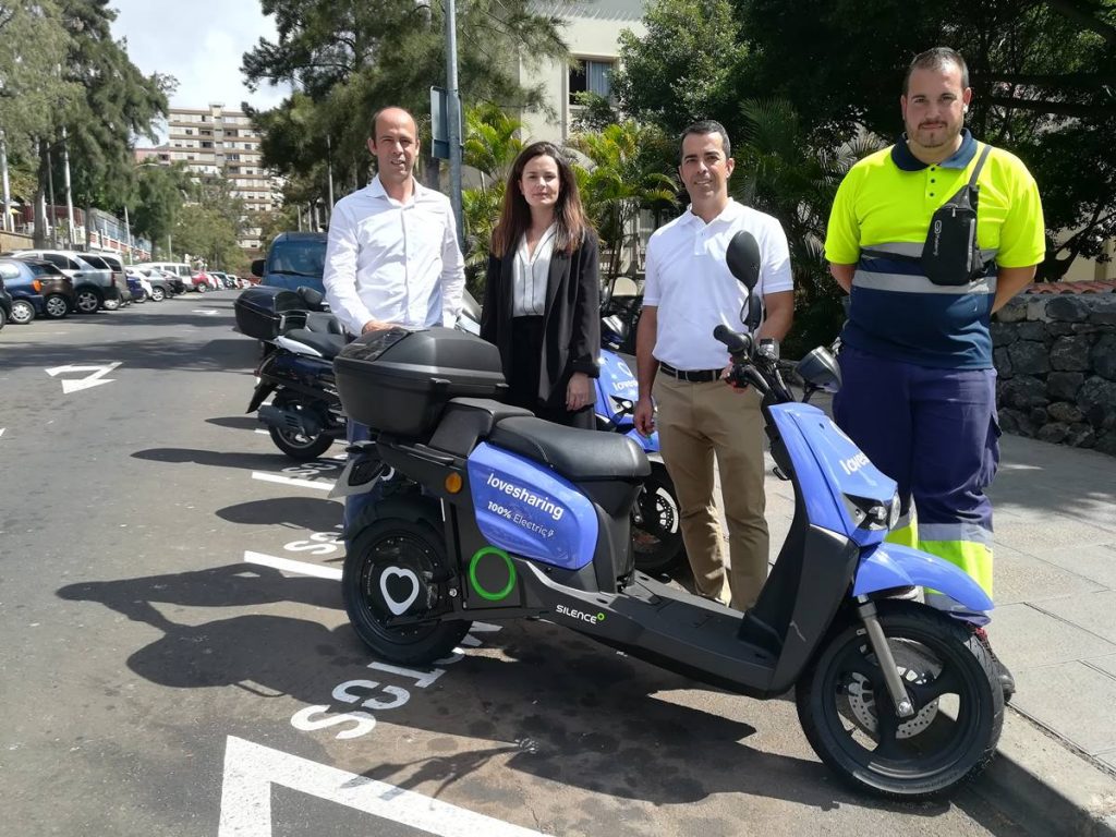 El concejal de Seguridad y Movilidad, Florentino Guzmán Plasencia, recibió ayer a los representantes de Lovesharing Motos en Santa Cruz. DA