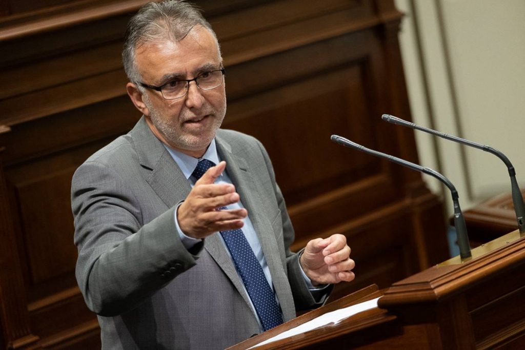 Ángel Víctor Torres, durante la sesión de investidura en el Parlamento de Canarias. Fran Pallero