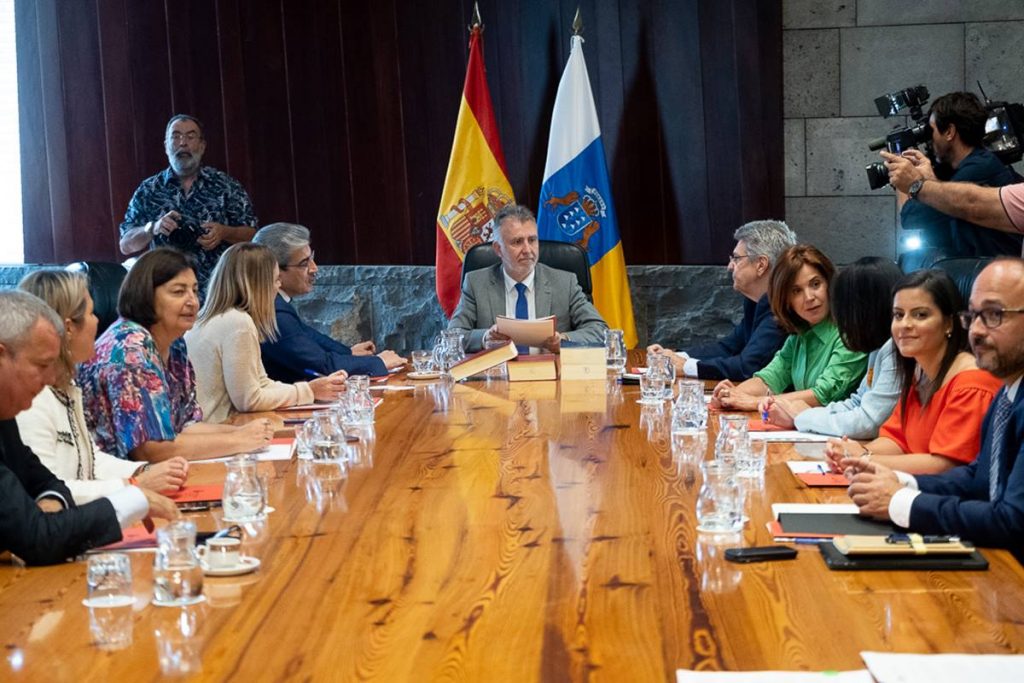 La primera reunión del Consejo de Gobierno se celebró ayer en la sede santacrucera de Presidencia. Fran Pallero