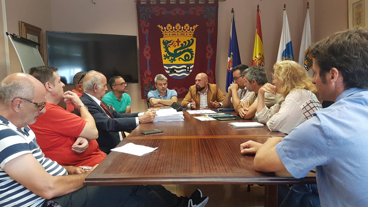 El alcalde y el concejal de Ciudad Sostenible se reunieron con los empresarios afectados por las obras. DA