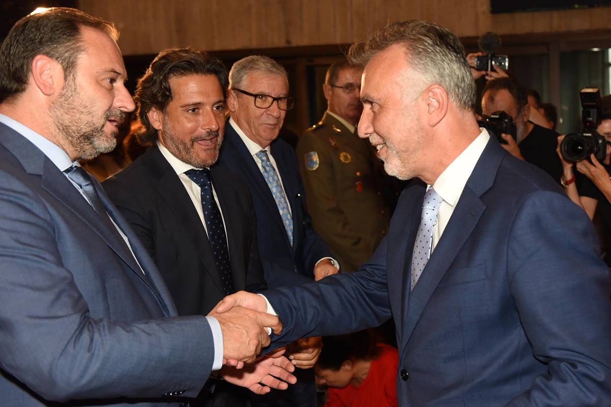El presidente de Canarias, Ángel Víctor Torres, a la derecha, saluda al ministro de Fomento en funciones, José Luis Ábalos, ante la atenta mirada del presidente del Parlamento, Gustavo Matos. Sergio Méndez
