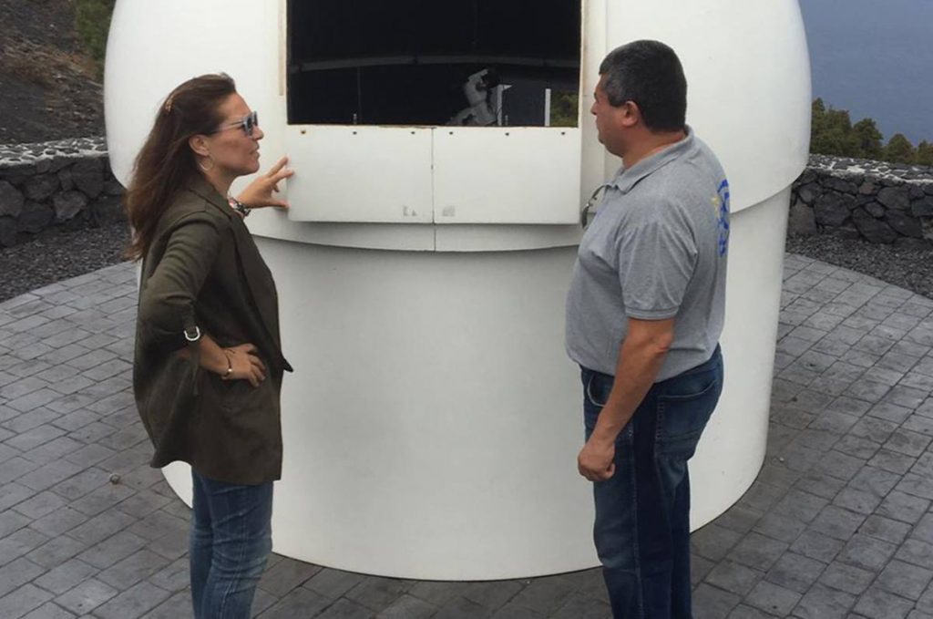 La concejala Celia Santos visitó el telescopio instalado en el Centro de Visitantes del Volcán de San Antonio. DA