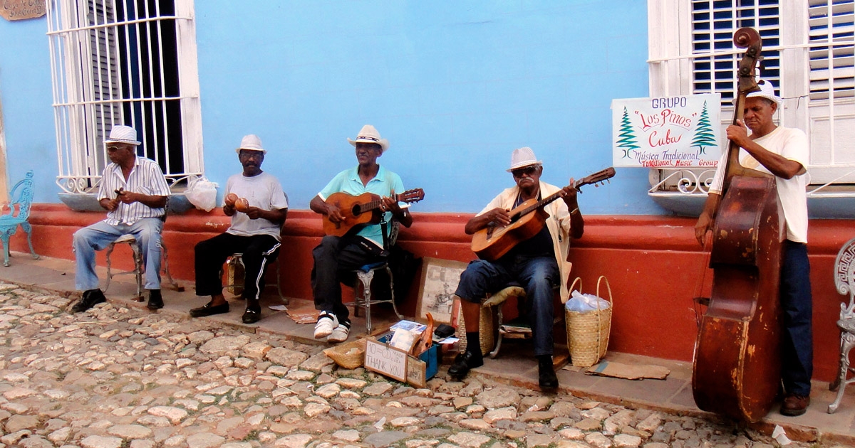 El grupo Los Pinos, tocando habaneras en una calle de La Habana, Cuba. DA