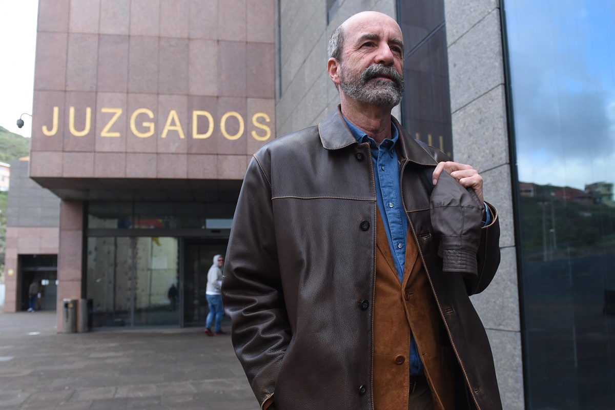 Santiago Pérez abandona los juzgados laguneros tras presentar la denuncia por el caro reparos en enero de 2018. DA