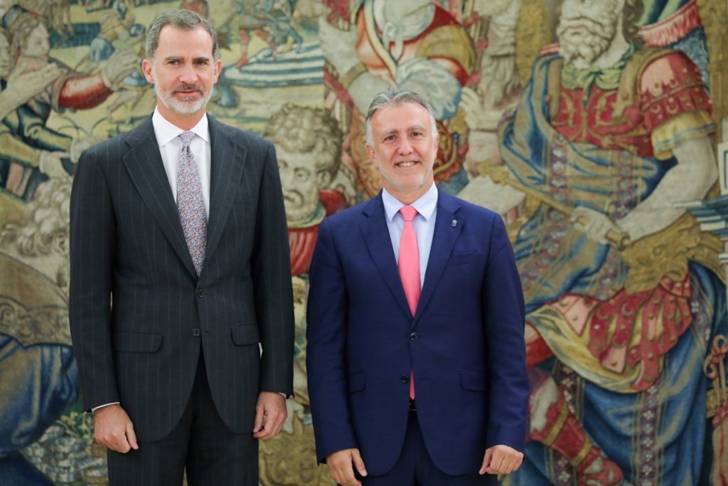 Felipe VI y Ángel Víctor Torres intercambiaron impresiones sobre educación, innovación y la apuesta de Canarias contra el cambio climático. EP