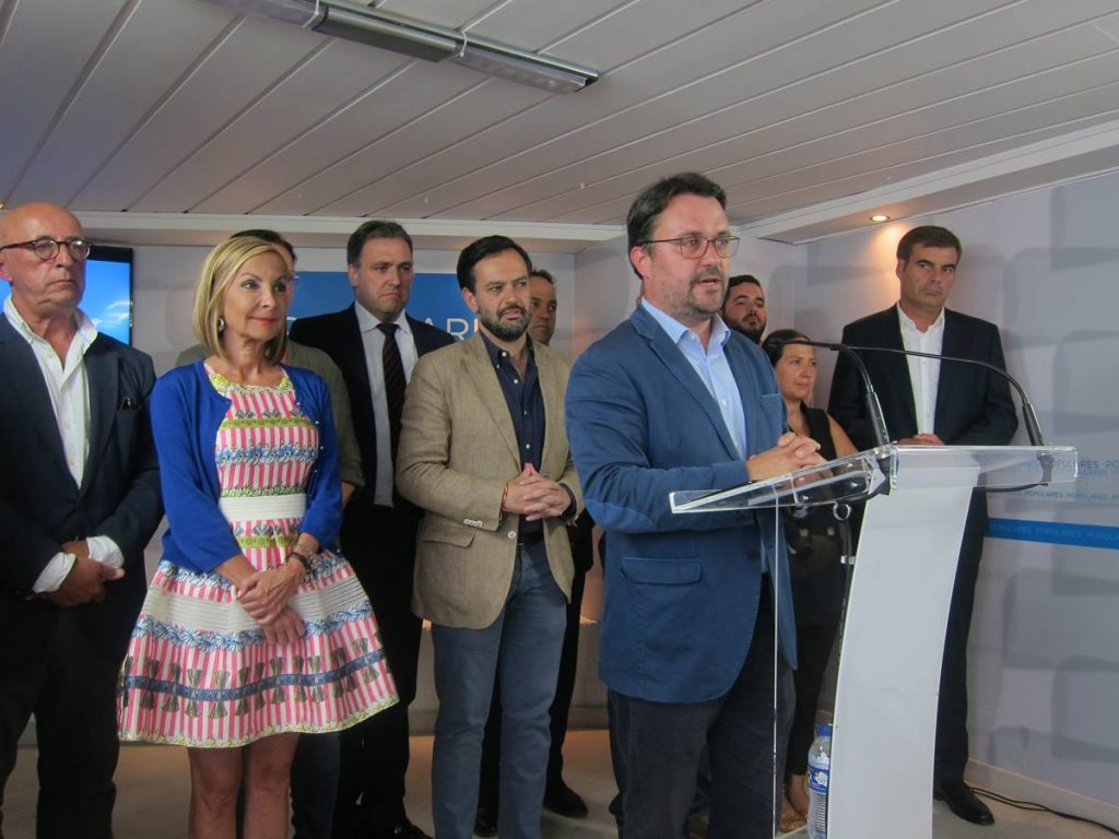 Asier Antona se dirige a los medios tras renunciar a la Presidencia del Partido Popular en Canarias. Europa Press