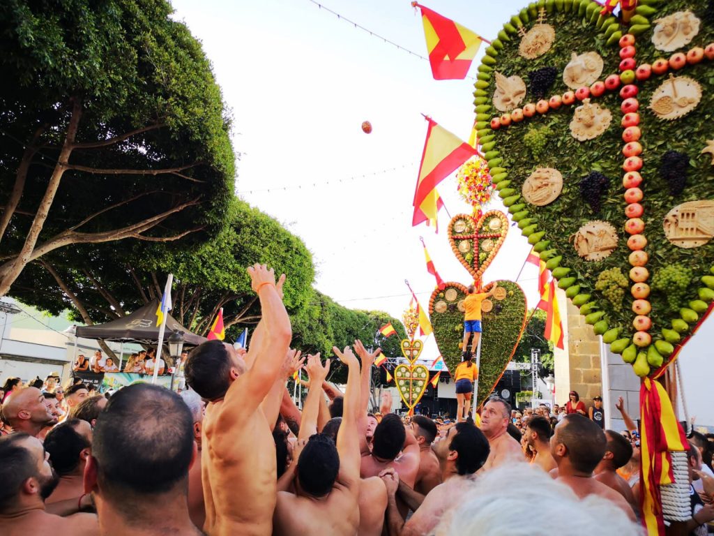 Tejina culmina sus fiestas de San Bartolomé con el tradicional Descuelgue de los Corazones
