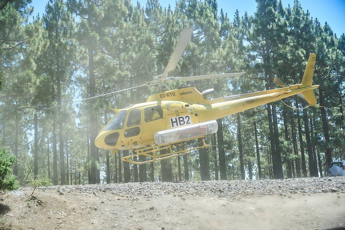 Helicóptero del Cabildo de Tenerife para la lucha contra incendios forestales. EP