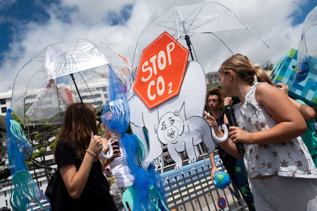 Dos chicas alertan sobre los efectos de la contaminación con su cartel en la manifestación Somos Mar, convocada el pasado julio por el movimiento Juventud por el Clima Tenerife, entre otros colectivos ecologistas de la Isla. Fran Pallero