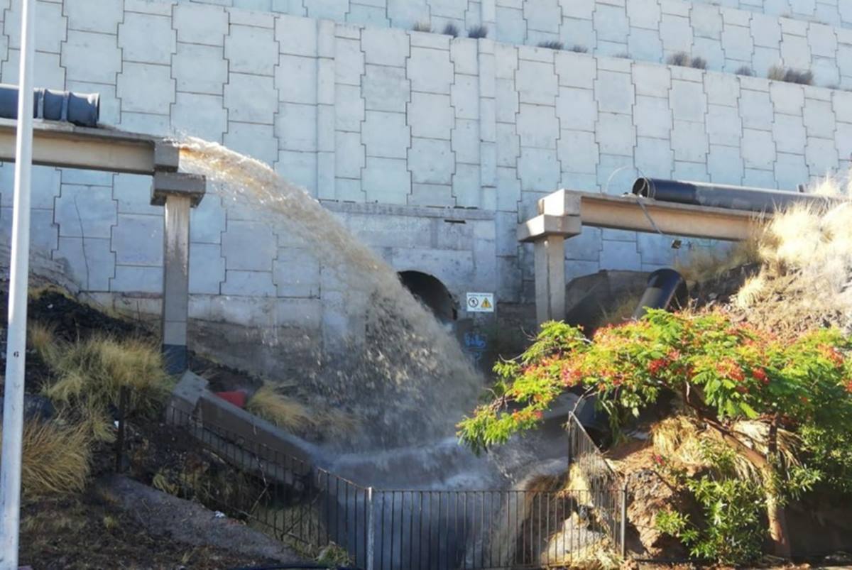 Una rotura de la tubería de Balten, en Santa Cruz, deja sin agua de riego al Sur