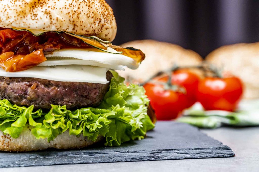 Receta de María Alcázar de hamburguesa ecológica con chutney de tomates cherry y chips de calabacín / Foto: Juan Carlos Pérez