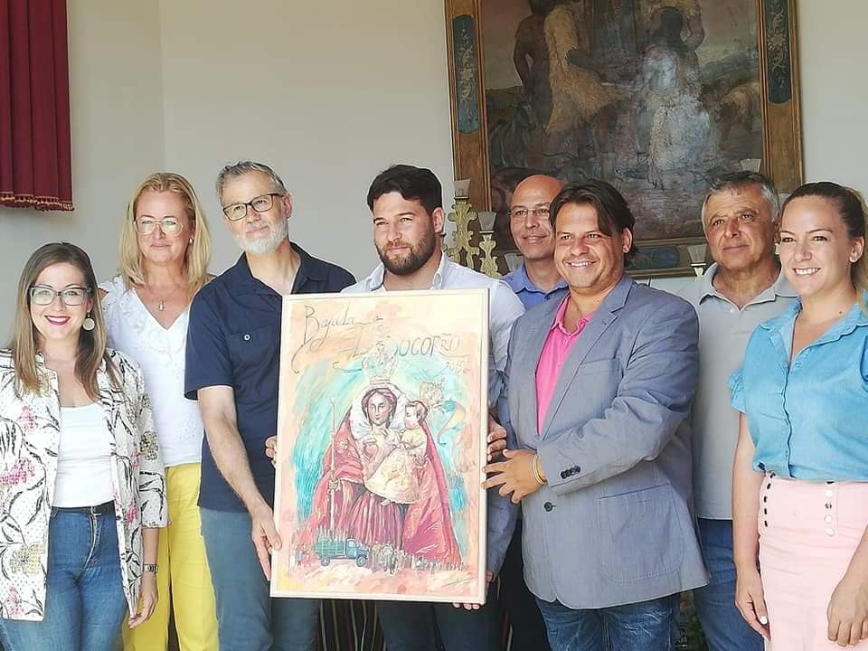 Javier Eloy Campos, autor del cartel, junto a casi todo el grupo de gobierno güimarero