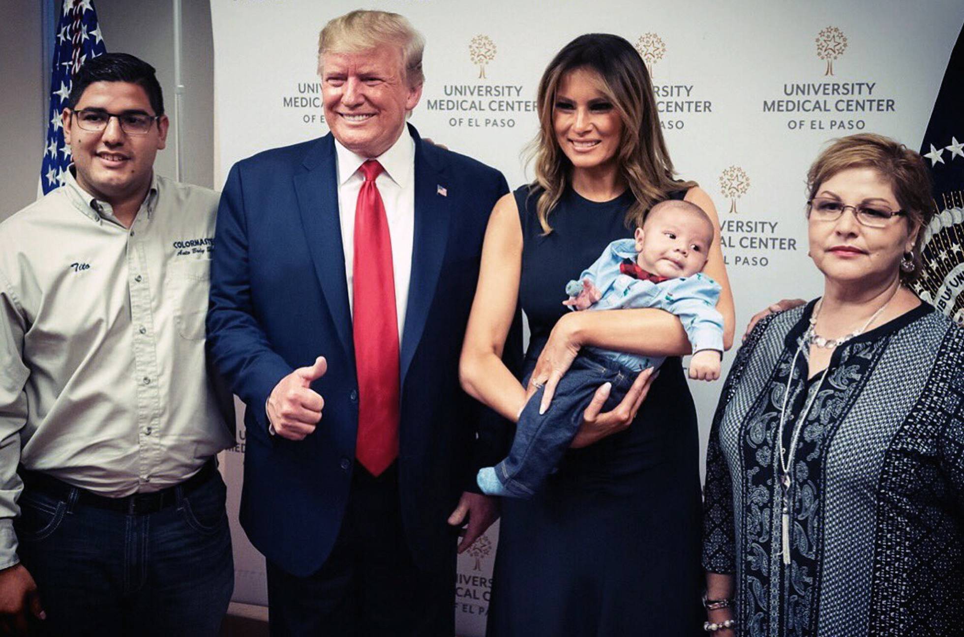 Una fotografía de Trump con un pulgar hacia arriba y un bebé huérfano en El Paso desata polémica