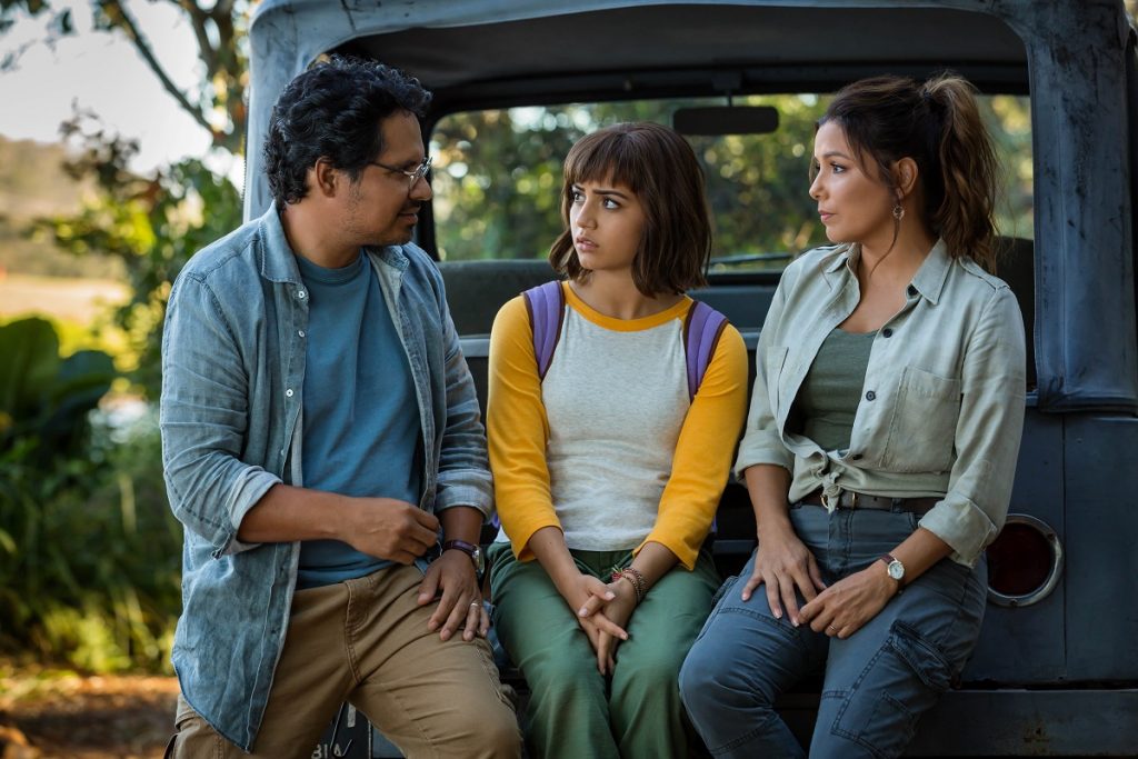Michael Peña y Eva Longoria interpretan a los padres de la “exploradora” en ‘Dora y la ciudad perdida’.