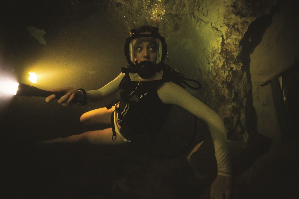 La claustrofóbica película de terror ‘A 47 metros 2’ busca emular el éxito de su primera entrega.