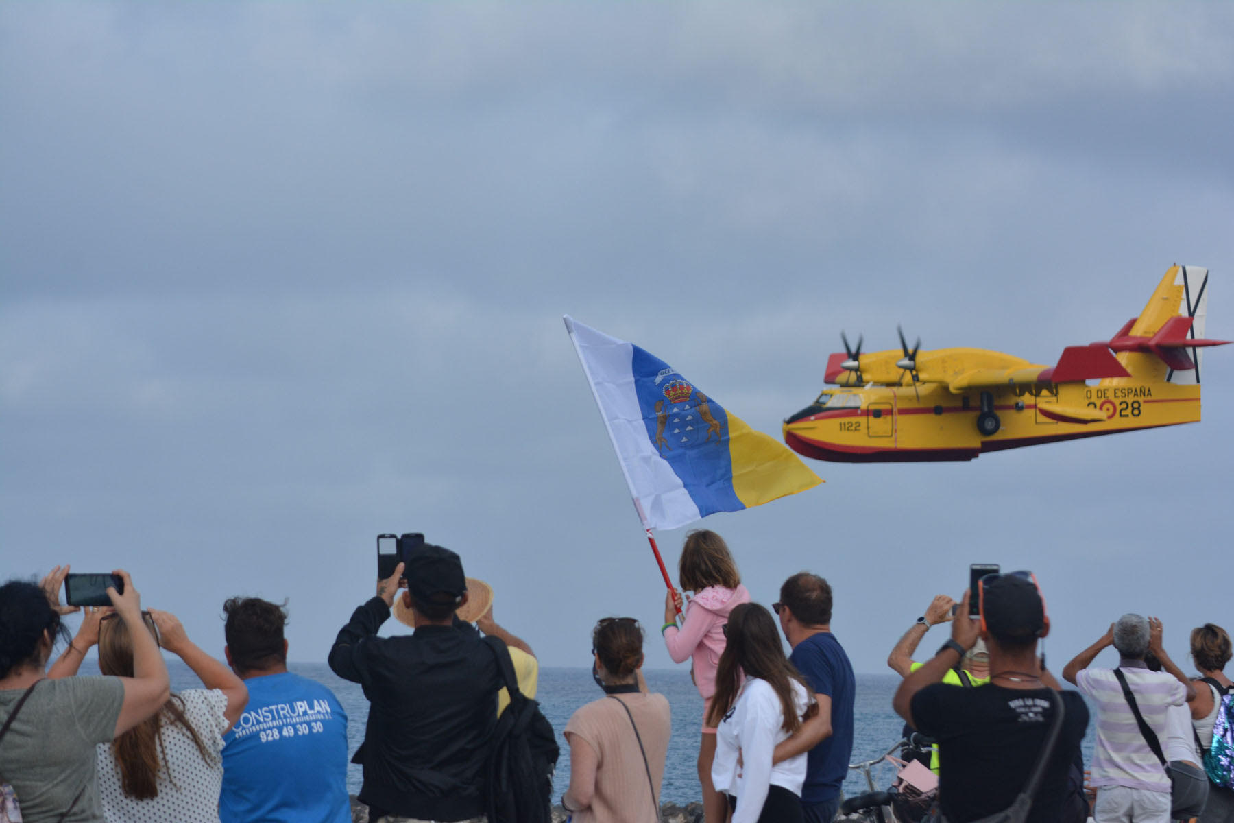 Un grupo de ciudadanos muestra su agradecimiento en Las Palmas de Gran Canaria a la labor de los equipos aéreos de extinción. DA