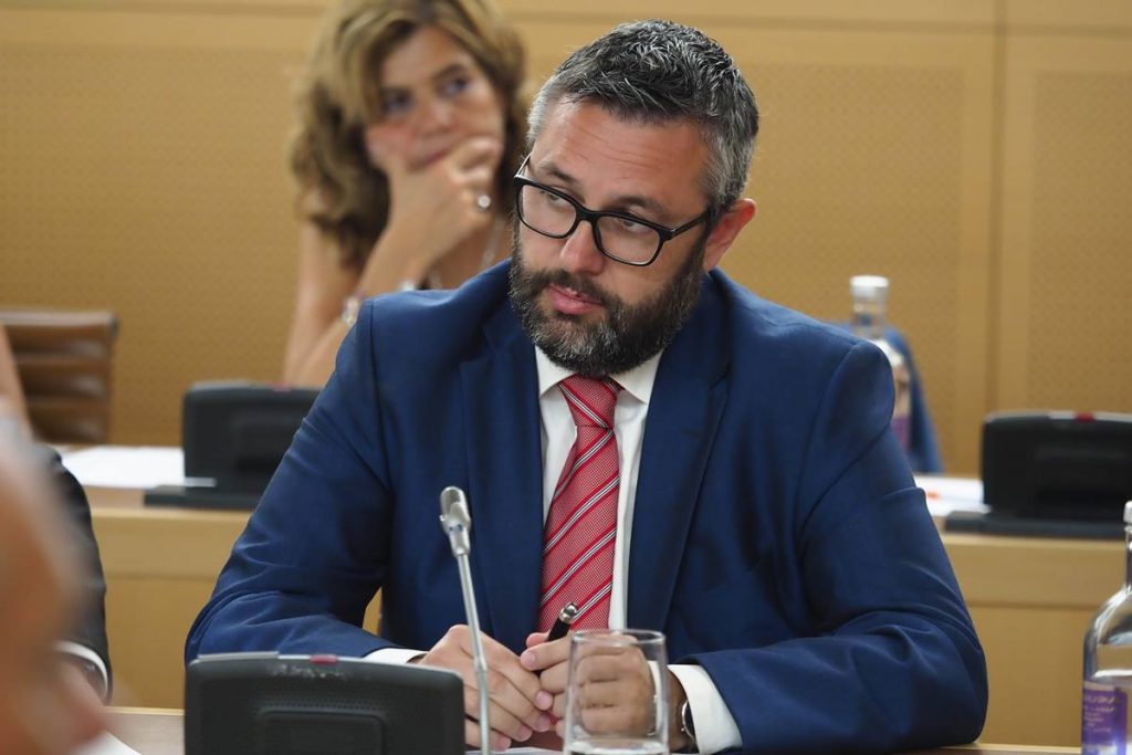 El próximo viceconsejero de Planificación Territorial, Miguel Ángel Pérez (PSOE) ayer en el pleno del CAbildo. S, Méndez
