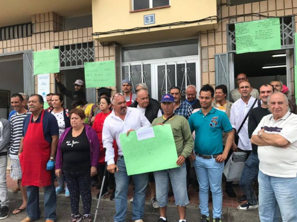 Concentración de usuarios, en abril, para pedir que no se cierren las instalaciones. DA
