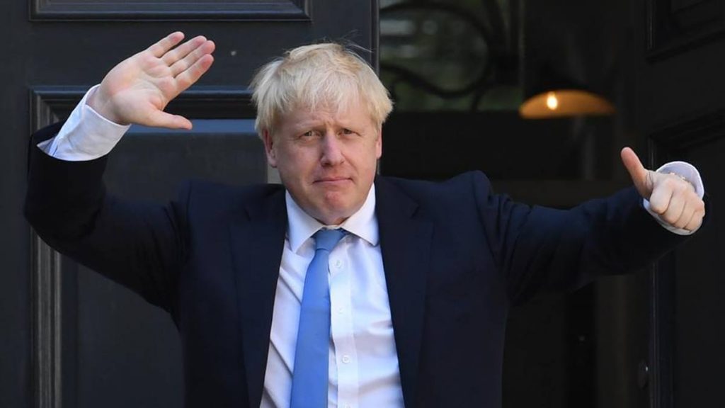 El primer ministro británico, Boris Johnson, amenaza con un brexit “sin peros ni condiciones”. EP