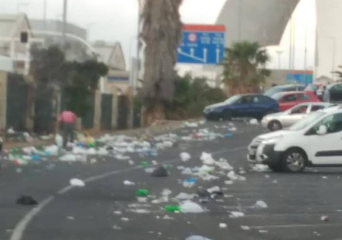 Foto de denuncia de una trabajadora sobre una zona de aparcamientos en la capital este fin de semana. Facebook