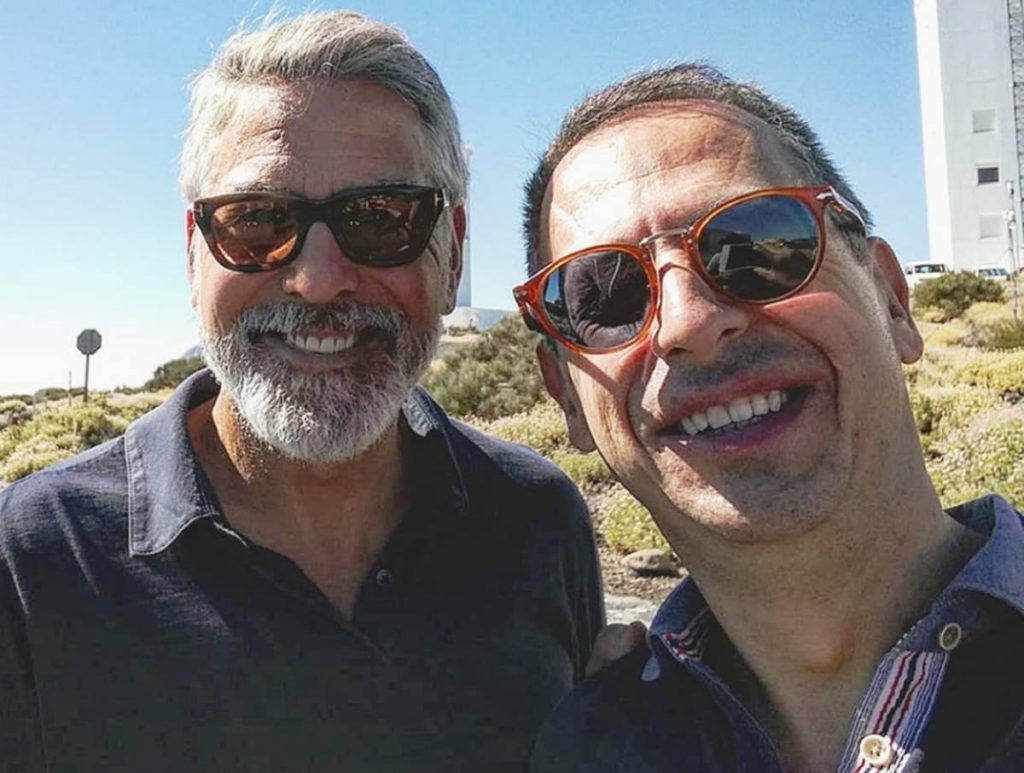 George Clooney junto a un integrante del equipo de localizaciones por fuera del Instituto de Astrofísica de Canarias. | IG