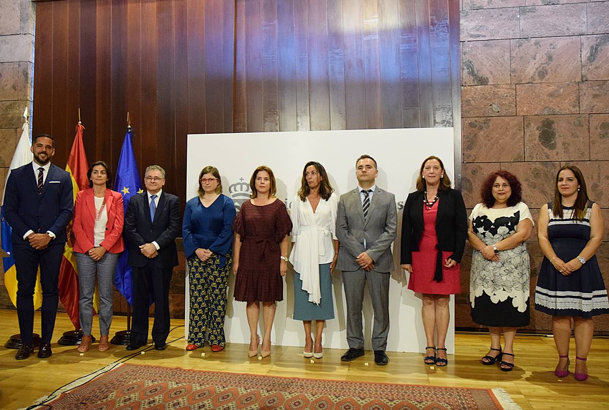 La consejera regional Teresa Cruz (5º izquierda), junto a los nuevos nombramientos en la Consejería de Sanidad. DA