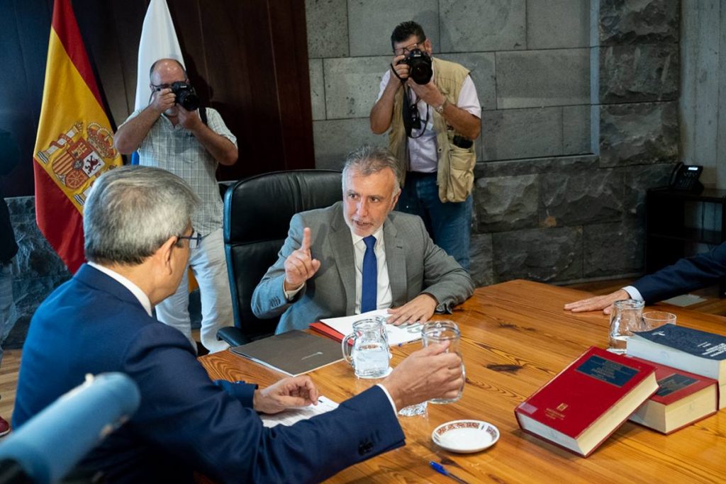 El presidente de Canarias, Ángel Víctor Torres (PSOE), a la derecha, dialoga con su vicepresidente y consejero de Hacienda, Román Rodríguez (NC). Fran Pallero