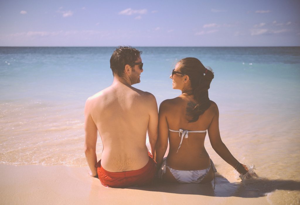 Una pareja en la playa. Pixabay