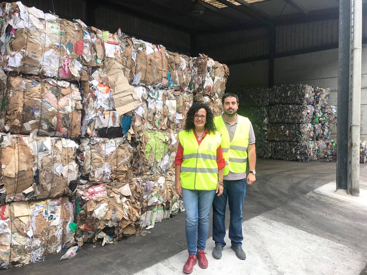 Nieves Rosa Arroyo y Borja Perdomo, en una reciente visita al Complejo Ambiental de Los Morenos, columna vertebral del tratamiento de residuos. DA