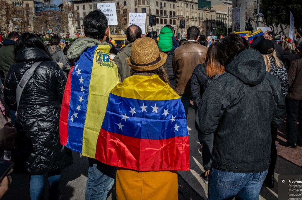Participantes en la manifestación en Barcelona para respaldar el apoyo de la Unión Europea a Venezuela y el reconocimiento a Juan Guaidó como presidente interino visten banderas venezolanas. EP