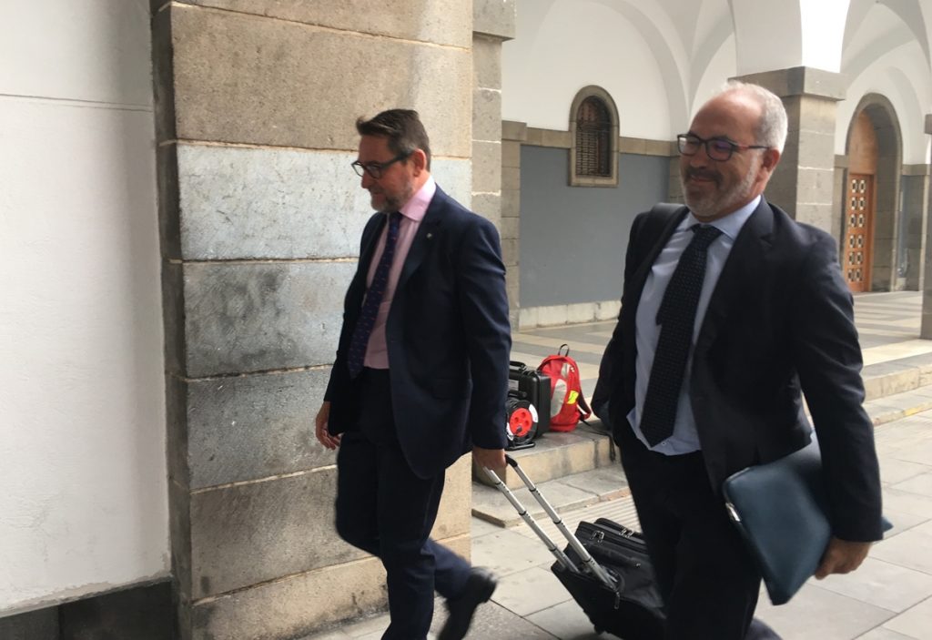 El juez Salvador Alba, a la izquierda, con el abogado Pedro Ayala a su llegada a la Audiencia Provincial de Las Palmas| EUROPA PRESS