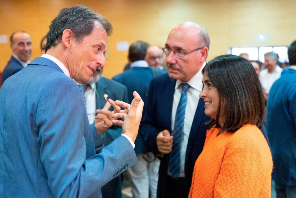 La consejera de Economía, Carolina Darias, conversa con el ministro de Ciencia, Pedro Duque y el director del IAC, Rafael Rebolo. EP